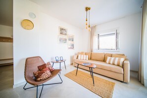 Living area - Charming 2-bedroom apartment with sea view in Zrnovska Banja, 150m beach (Žrnovo)