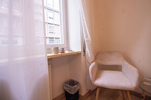 Chambre Quadruple Confort | Coffres-forts dans les chambres, bureau