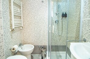 Comfort Quadruple Room | Bathroom | Shower, towels, soap, shampoo
