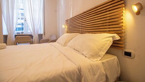 Comfort vierpersoonskamer | Een kluis op de kamer, een bureau, een laptopwerkplek