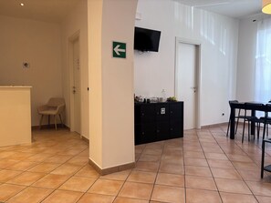 Een 24-inch smart-tv met digitale zenders en streamingdiensten