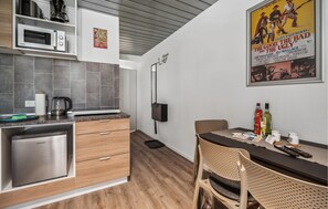 Een koelkast, een kookplaat, een koffiezetapparaat/waterkoker