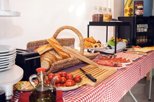 Daily continental breakfast (EUR 9 per person)
