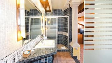 Habitación doble superior | Baño | Bañera, secador de pelo, toallas y jabón