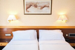 Desk, free WiFi, bed sheets - Hotel Plaça (Sant Feliu de Guíxols)