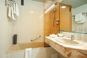 Bathtub, hair dryer, towels, soap - Hotel Plaça (Sant Feliu de Guíxols)