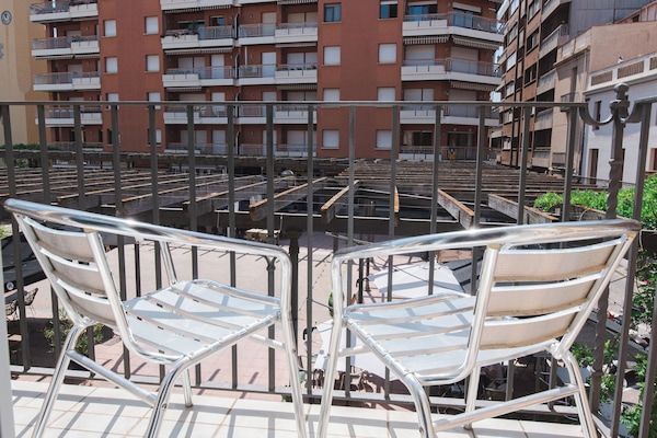 Escritorio, wifi gratis y ropa de cama