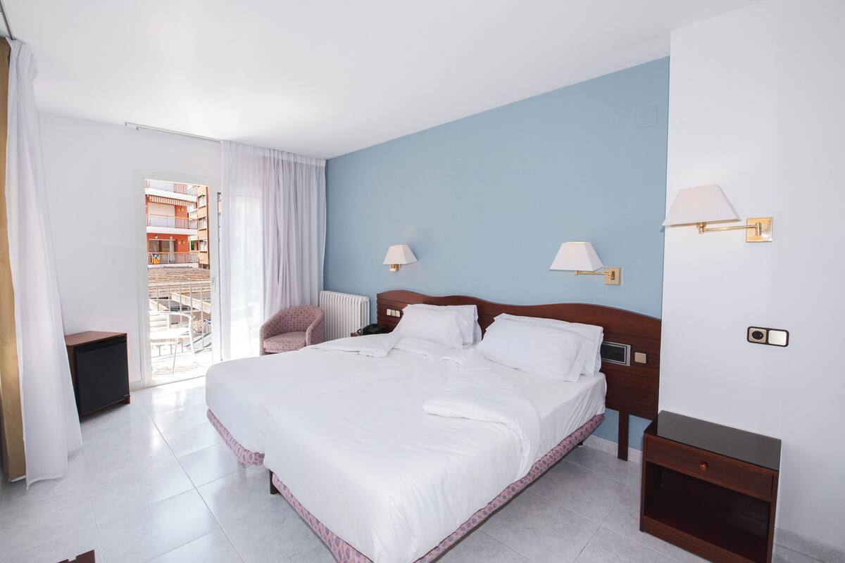 City kamer, 2 eenpersoonsbedden | Een bureau, gratis wifi, beddengoed
