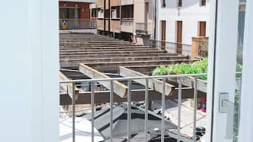 City Room, 2 Twin Beds | Balcony