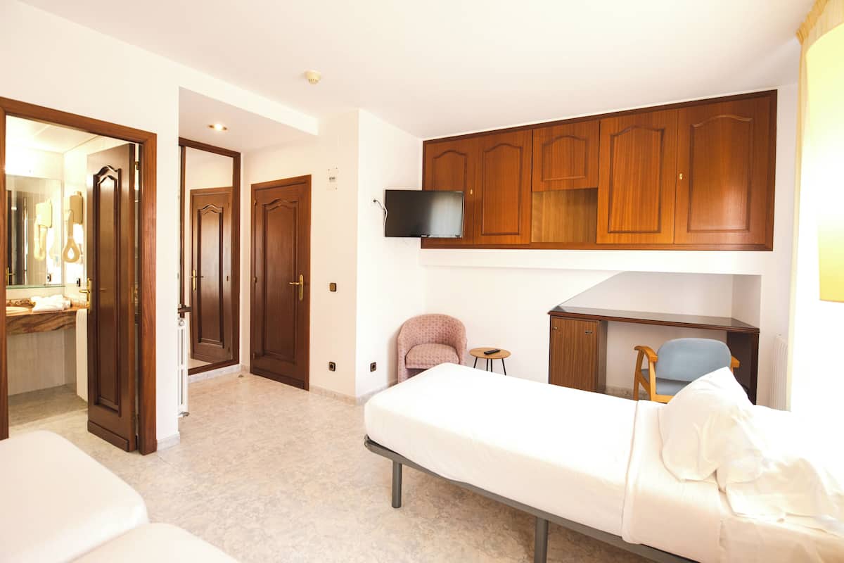 Dreibettzimmer | 1 Schlafzimmer, Schreibtisch, kostenloses WLAN, Bettwäsche