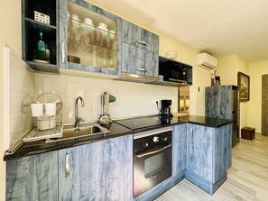 Kühlschrank, Mikrowelle, Ofen, Wasserkocher mit Kaffee-/Teezubehör