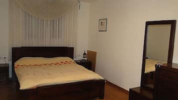 4 bedrooms, iron/ironing board, WiFi, bed sheets