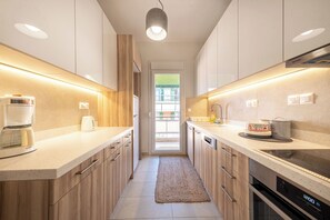 Kylskåp, ugn, diskmaskin och kaffe- och tebryggare