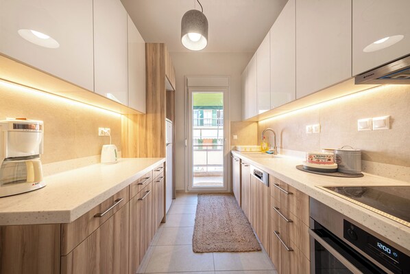 Kühlschrank, Ofen, Geschirrspüler, Wasserkocher mit Kaffee-/Teezubehör