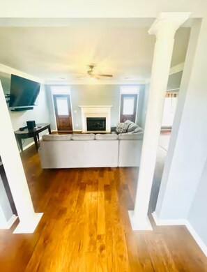 Smart-TV, peis og bøker