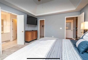 3 bedrooms, desk, iron/ironing board, free WiFi - 3 bedroom house walking distance to Rigbys & 8 minute drive to Perry Fairgrounds (Warner Robins)