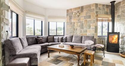 Charming 3-Bedroom Home in Heart of Daliyat al-Karmel. Park & Walk Everywhere