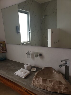 Doccia, asciugamani, sapone, shampoo