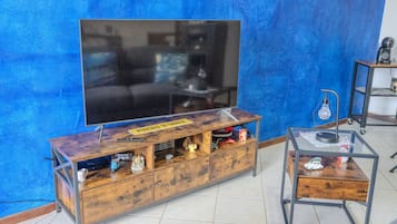 Una televisión, una chimenea