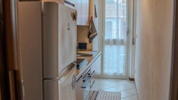 Frigorifero, microonde, forno, piano cottura