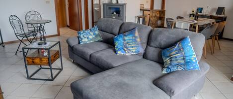 Televisión y chimenea