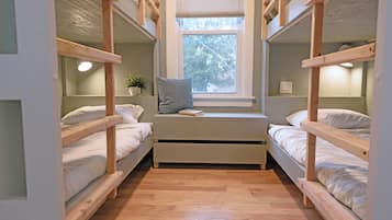 4 bedrooms, iron/ironing board, WiFi, bed sheets