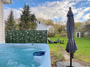Outdoor spa tub - 2 Min Walk to Windham Town | Hot Tub | Fire Pit (Windham)