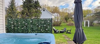 2 Min Walk to Windham Town | Hot Tub | Fire Pit