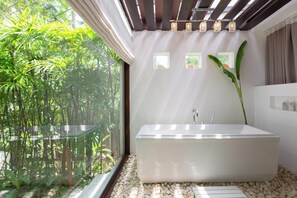 Shower, towels - Luxury Oceanfront Thailand Ban Suriya lth6 (Koh Sumui)