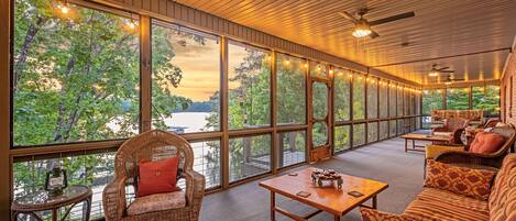 Smart-tv, een open haard, videospelletjes en tafelvoetbal