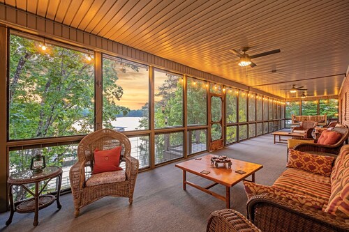 Sleeps 20! Luxe Family Lakehouse! No Steps to Water! EZ Access, Slide, Fast Wifi