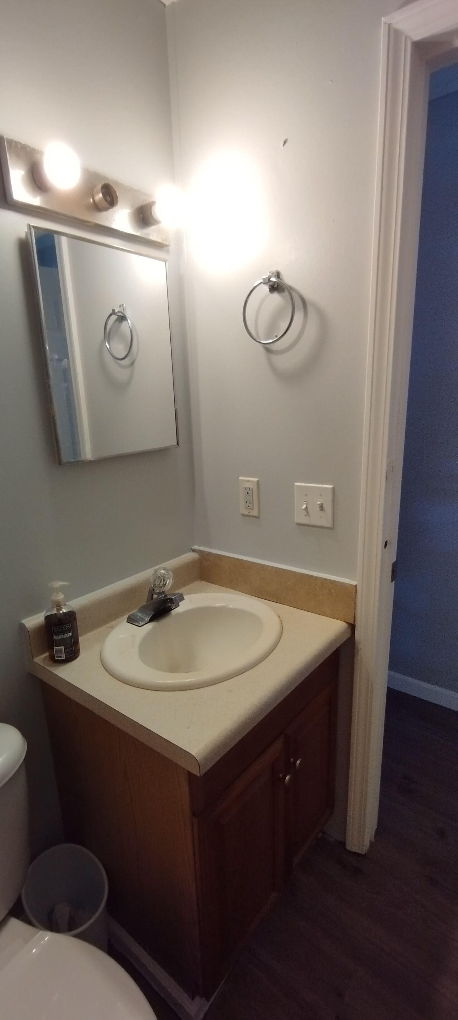 Een haardroger, handdoeken, zeep, toiletpapier