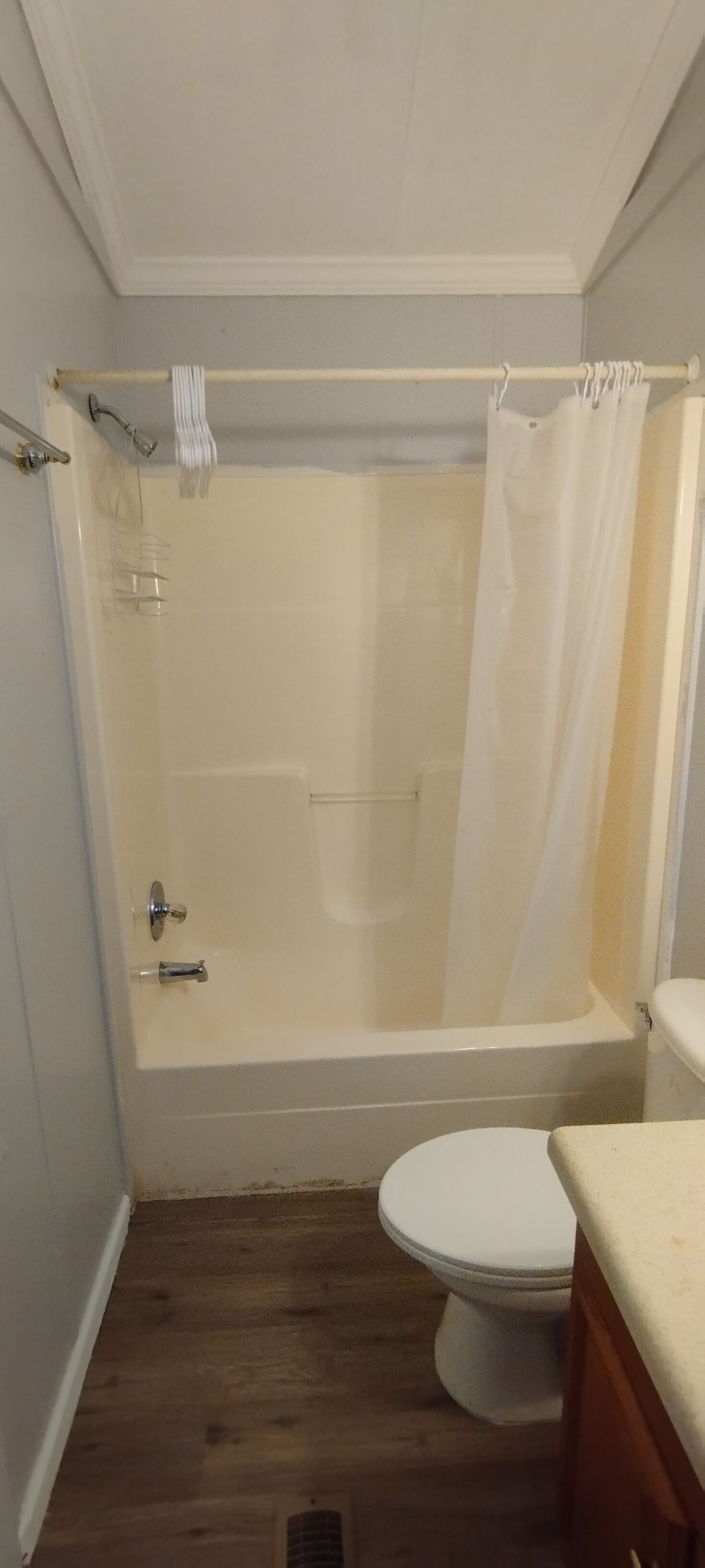 ヘアドライヤー、タオル、石鹸、トイレットペーパー
