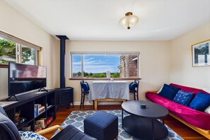 TV, fireplace - Baxter's Bayview Guest House Near Cal Poly (Arcata)