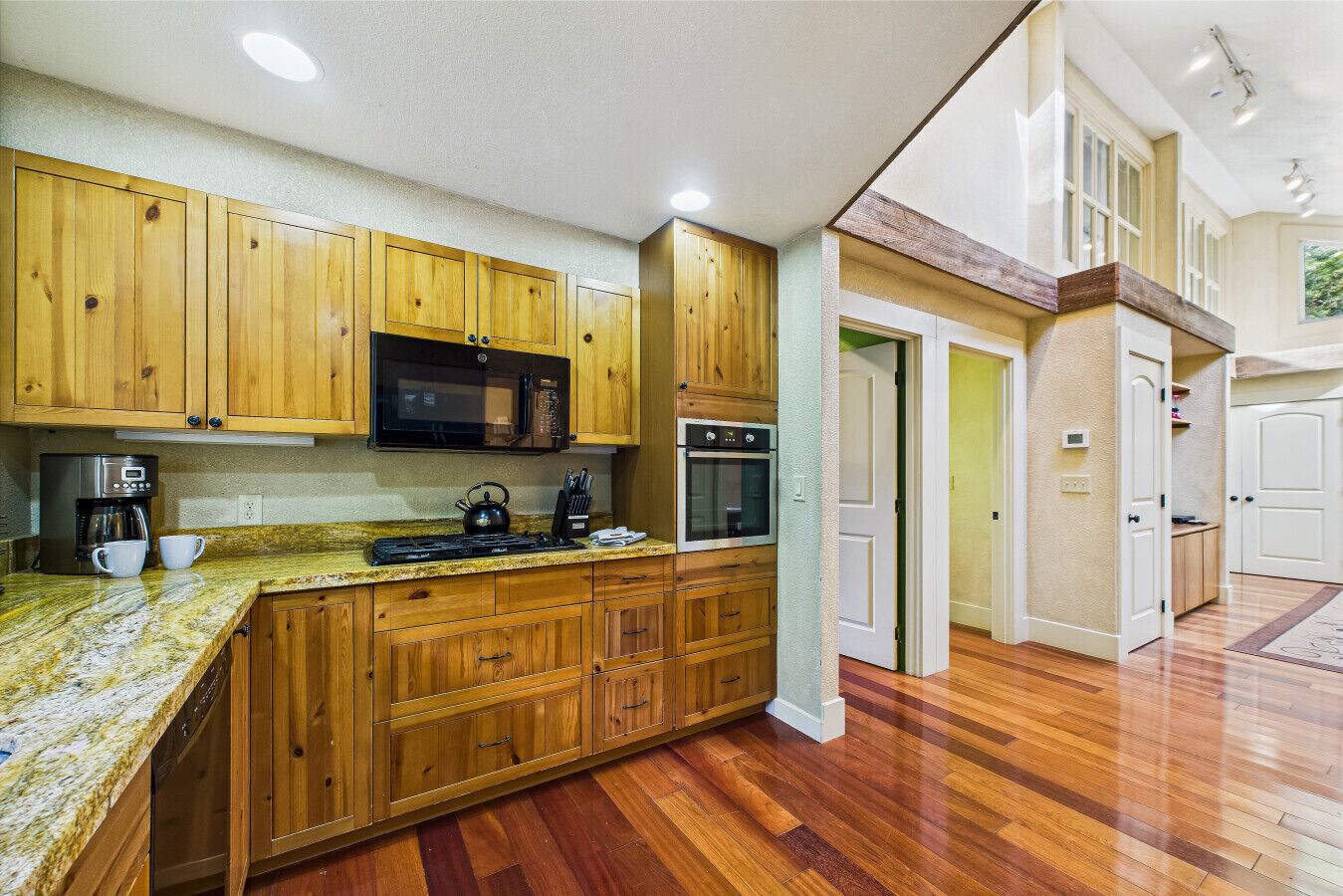 Réfrigérateur, four à micro-ondes, un four, lave-vaisselle