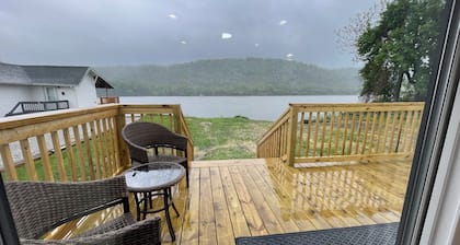 Charming 2-bedroom Riverfront Retreat backs up to the Ohio River-Tiltonsville OH