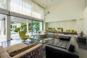 Smart TV, ping pong, books, stereo