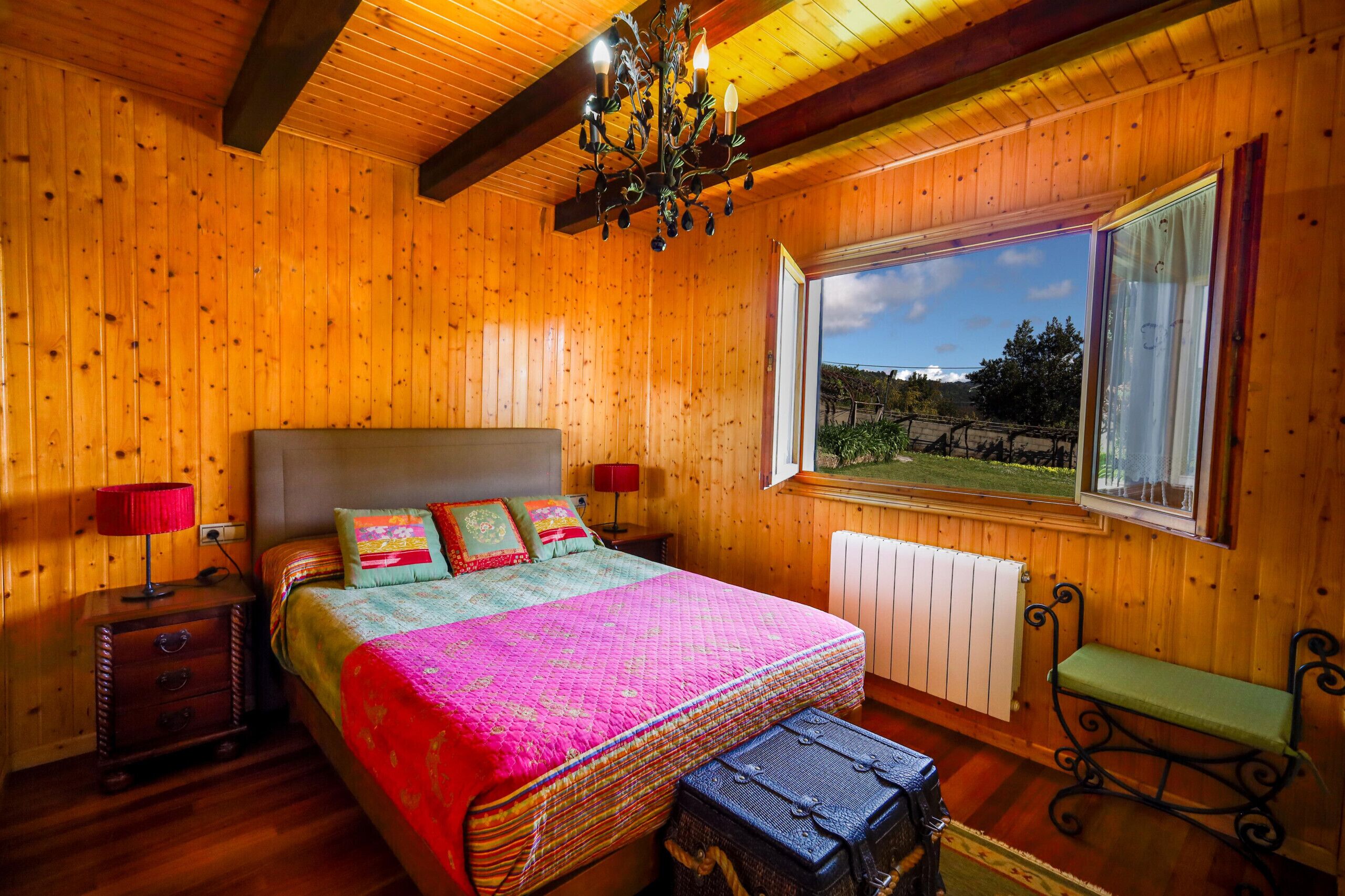 3 bedrooms, travel cot, free WiFi, bed sheets