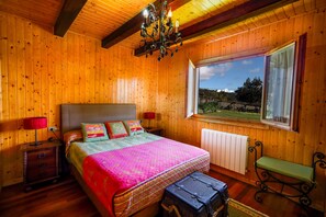 3 bedrooms, travel cot, free WiFi, bed sheets