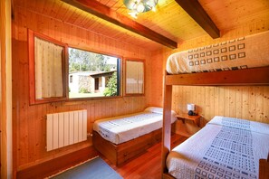 3 bedrooms, travel crib, free WiFi, bed sheets
