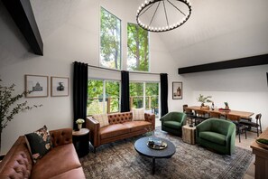 TV, fireplace, video games - Bourbon Trail*River Views*Hot Tub*Sauna*EVSE*WiFi (Frankfort)