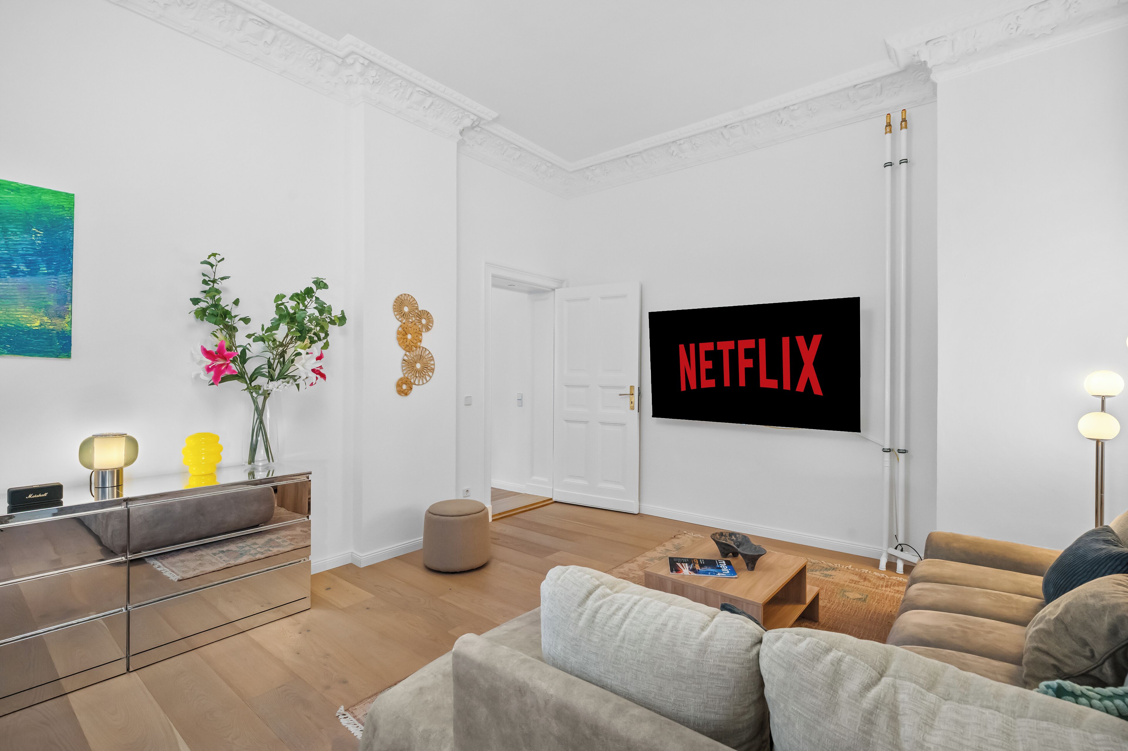 Smart TV, livros, aparelho de som, escritórios