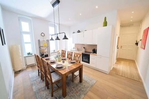 Dining - Loftly: Kant99 - Zentral - 90m2 - Self Check-In (Berlin)
