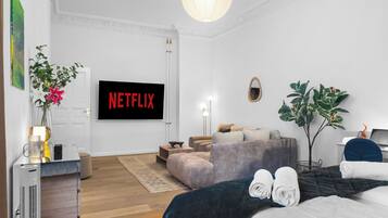 2 Schlafzimmer, Schreibtisch, Bügeleisen/Bügelbrett, Reisekinderbett