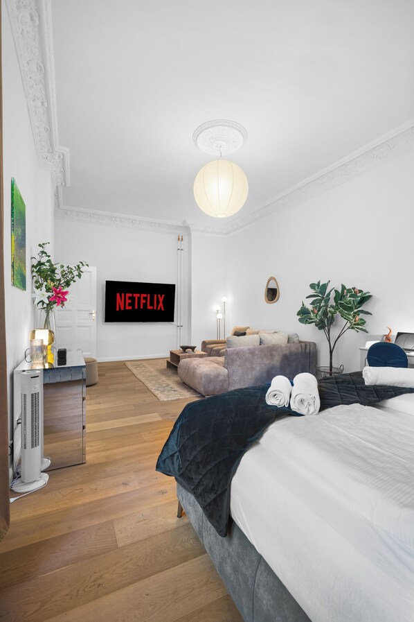 2 slaapkamers, een bureau, een strijkplank/strijkijzer, reisbedje