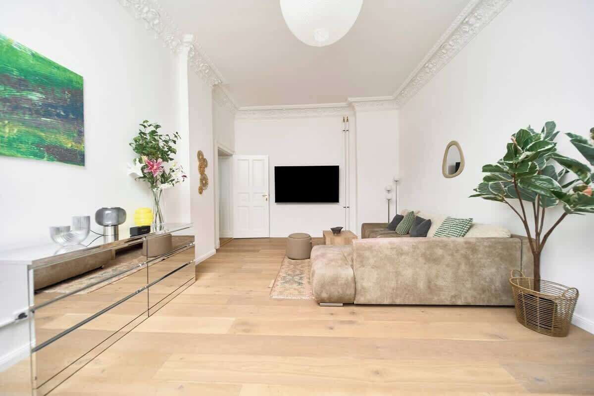 Smart-TV, Bücher, Stereoanlage, Arbeitsbereiche