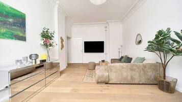 Smart-TV, BĂŒcher, Stereoanlage, Arbeitsbereiche