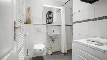 Dusche, Haartrockner, Handtücher, Seife