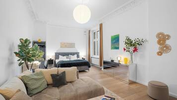 Smart TV, books, stereo, offices