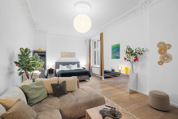 Smart TV, books, stereo, offices